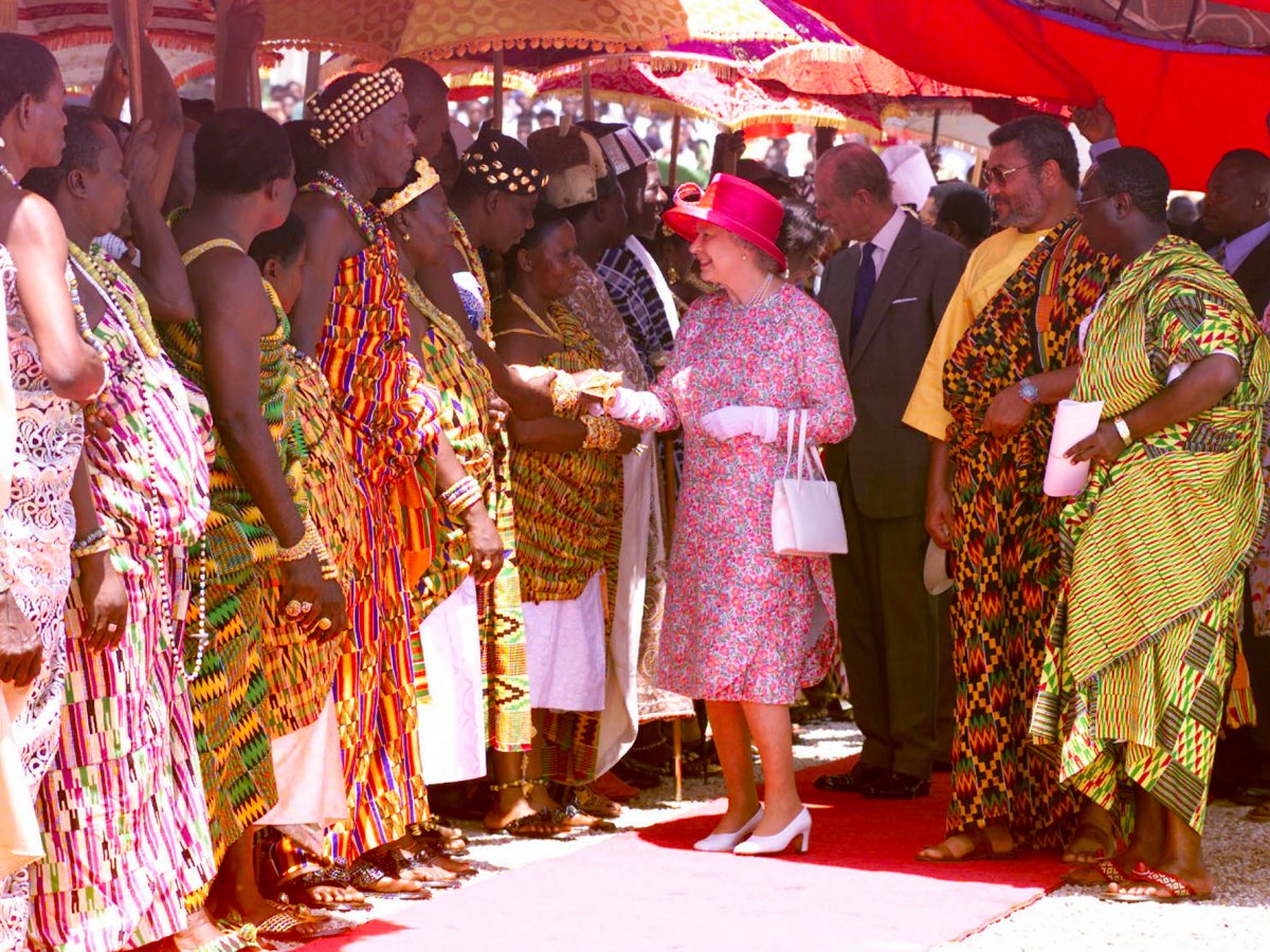 1999-the-queen-and-her-husband-were-welcomed-to-ghana-by-the-sound-of-drums-and-reggae-music-where-they-met-the-13-regional-chiefs-and-eight-queen-mothers-of-ghana