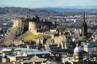 56-189625-800px-edinburgh-castle-rock