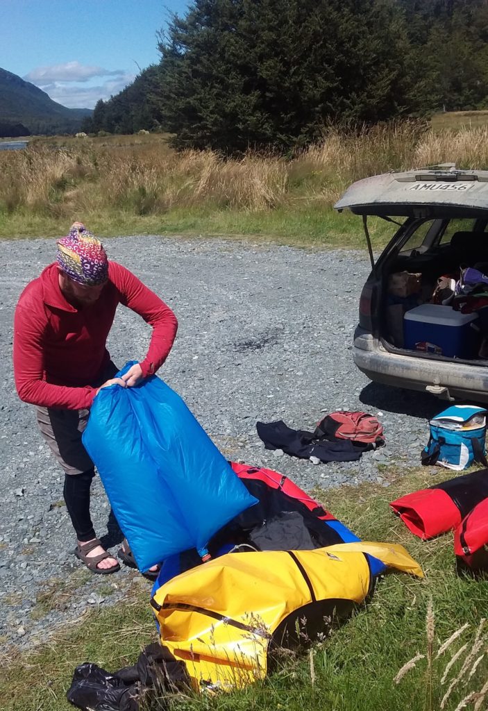 Blow up the packraft in minutes with an air catching bag.