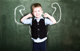 kleiner junge ganz gro