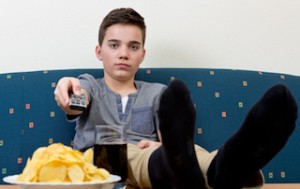 Jugendlicher gelangweilt beim Fernsehen