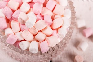 Marshmallows are small, colored in a glass vase.