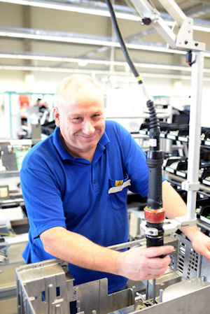 Montage durch Facharbeiter in einer Hightech Fabrik